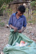 A Sittwe, la collecte des emballages recyclables